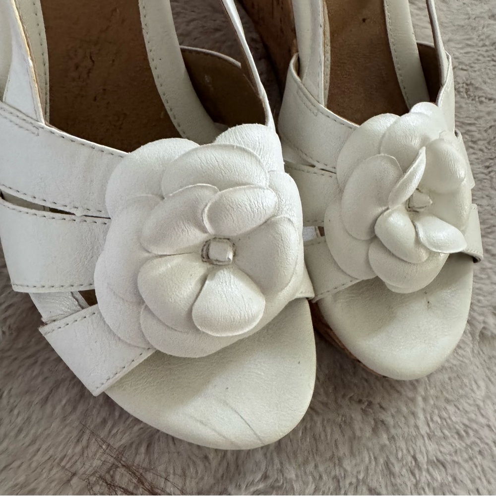 White Laura Scott Wedge Open-toe Sandals with Floral Accent Size 8 - Picture 7 of 14